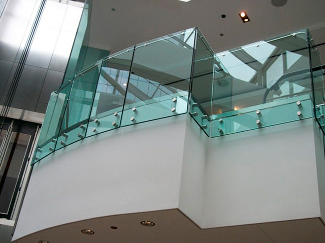 Стеклянные перегородки для оформления балкона в офисном здании