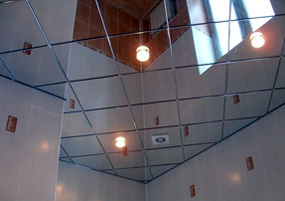 зеркальная плитка на потолке в ванной